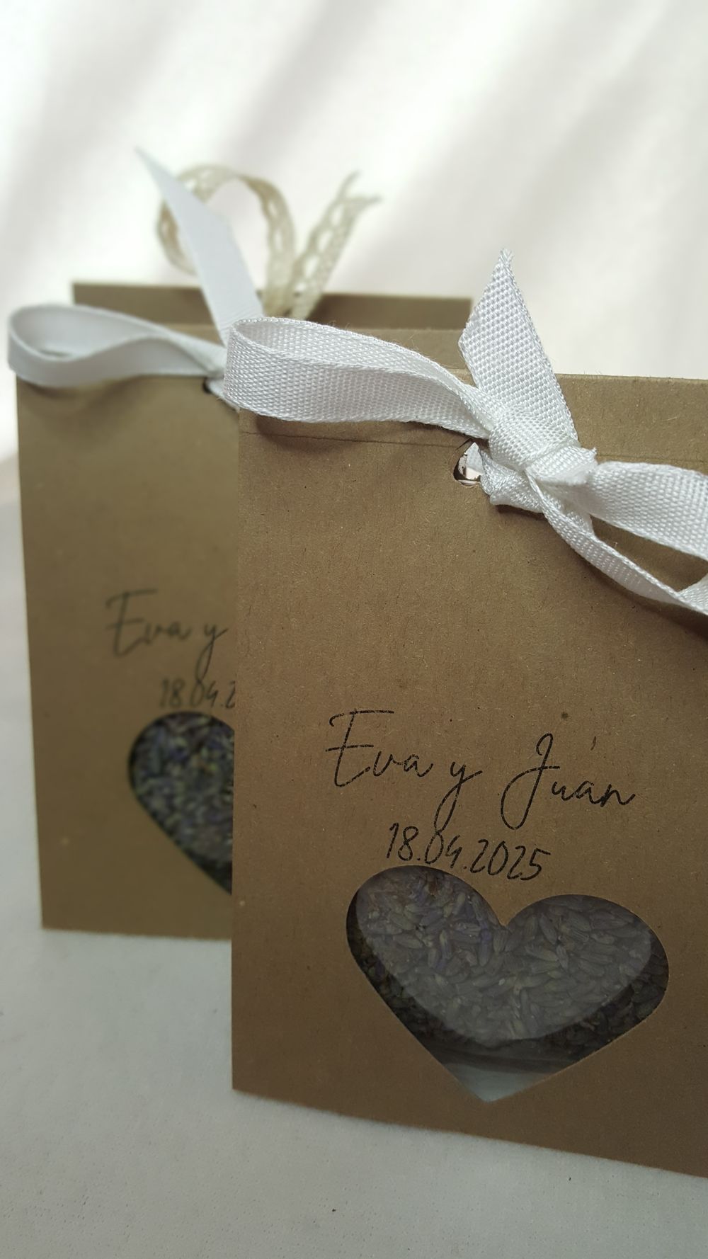 detalle para una boda lavanda en carton kraft