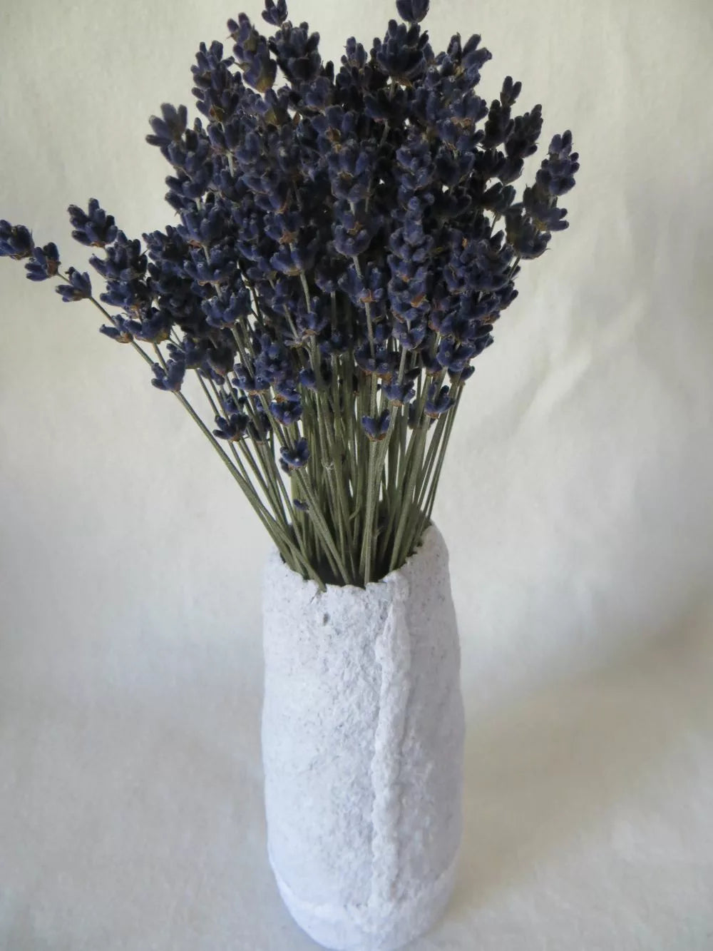 Jarrón en papel maché con lavanda