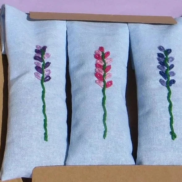 bolsas bordadas con lavanda para tu armario