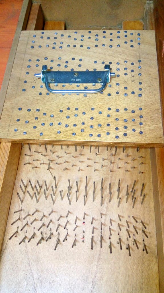 Schapenwol schoonmaken met een handgemaakte woolpicker