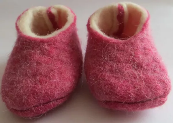 zapatos de fieltro rosa para bebés - essential.blue