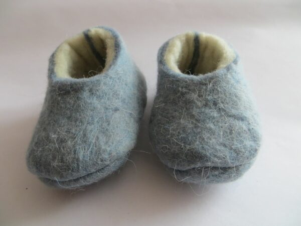 zapatos de fieltro azul para bebés