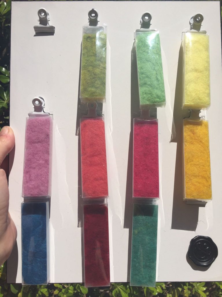 catálogo de colores vivos y brillantes de lana teñida naturalmente