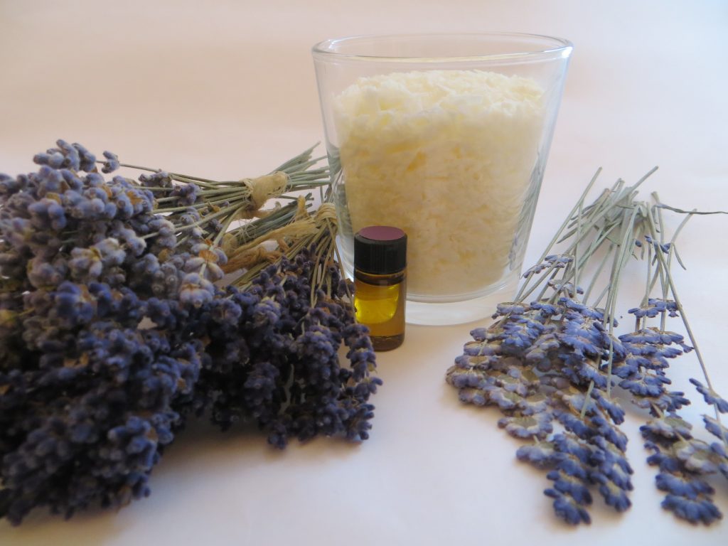 wat je nodig hebt voor het maken van lavendelgeurkaarsen met gedroogde lavendel