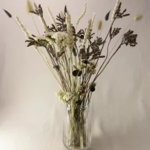 elegantes flores secas en blanco y negro