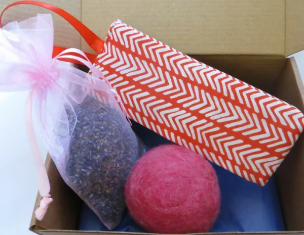 anti stress gift Essential.blue pink red - sustainable christmas gifts