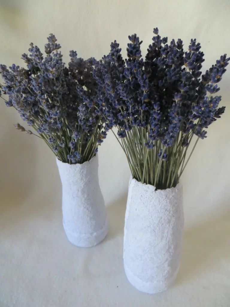 Vase Pappmache mit getrocknetem Lavendel