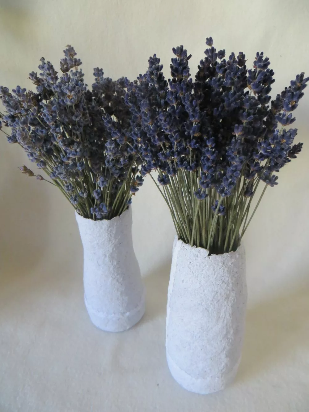 Vase aus Pappmaché mit getrocknetem Lavendel