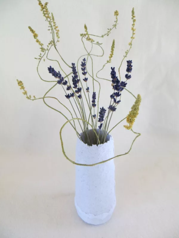 Gelbe Mignonette-Wildblumen Vase