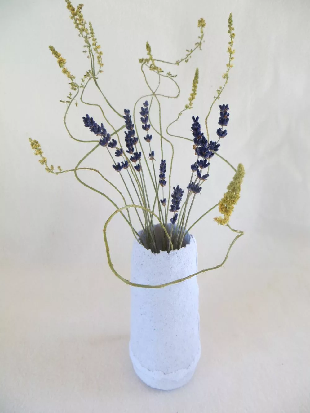 Gelbe Mignonette-Wildblumen Vase