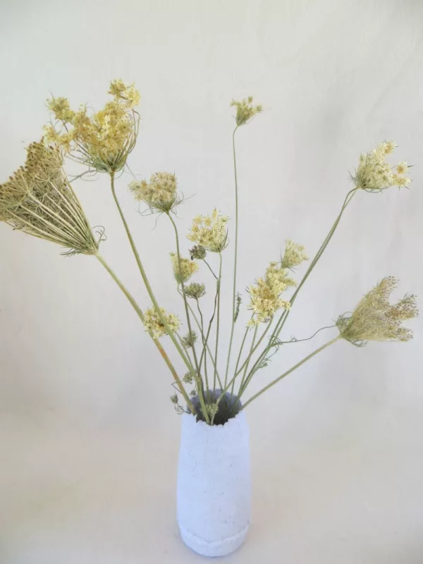 Vaas van papier-maché met wilde bloemen