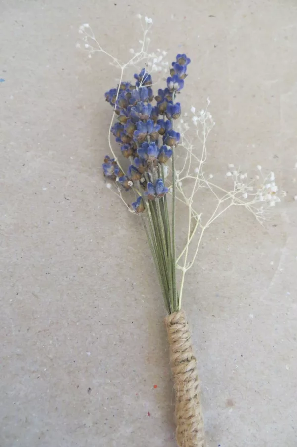 bruiloft corsage lila lavendel en gipskruid